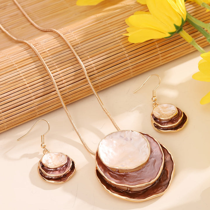 Vedae | Elegante Blumenohrringe mit goldener und Perlenoberfläche