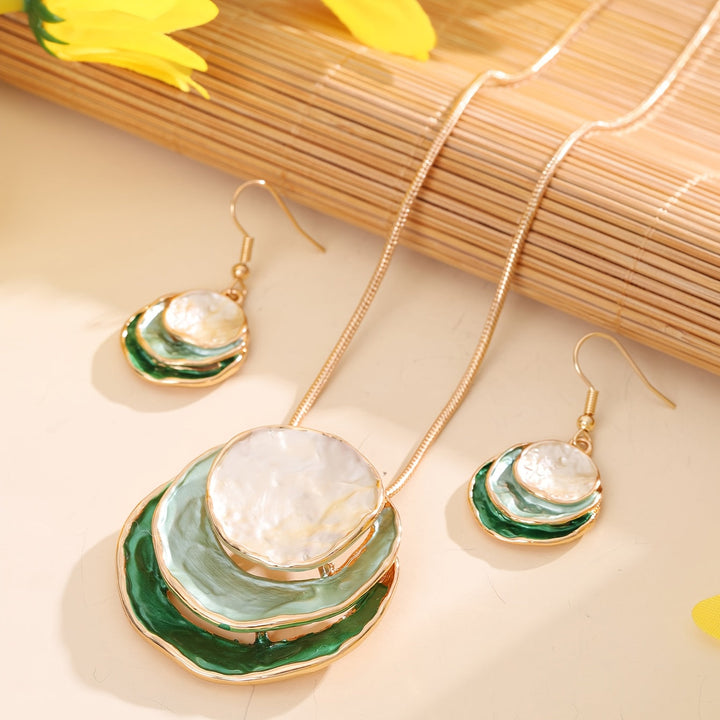 Vedae | Elegante Blumenohrringe mit goldener und Perlenoberfläche