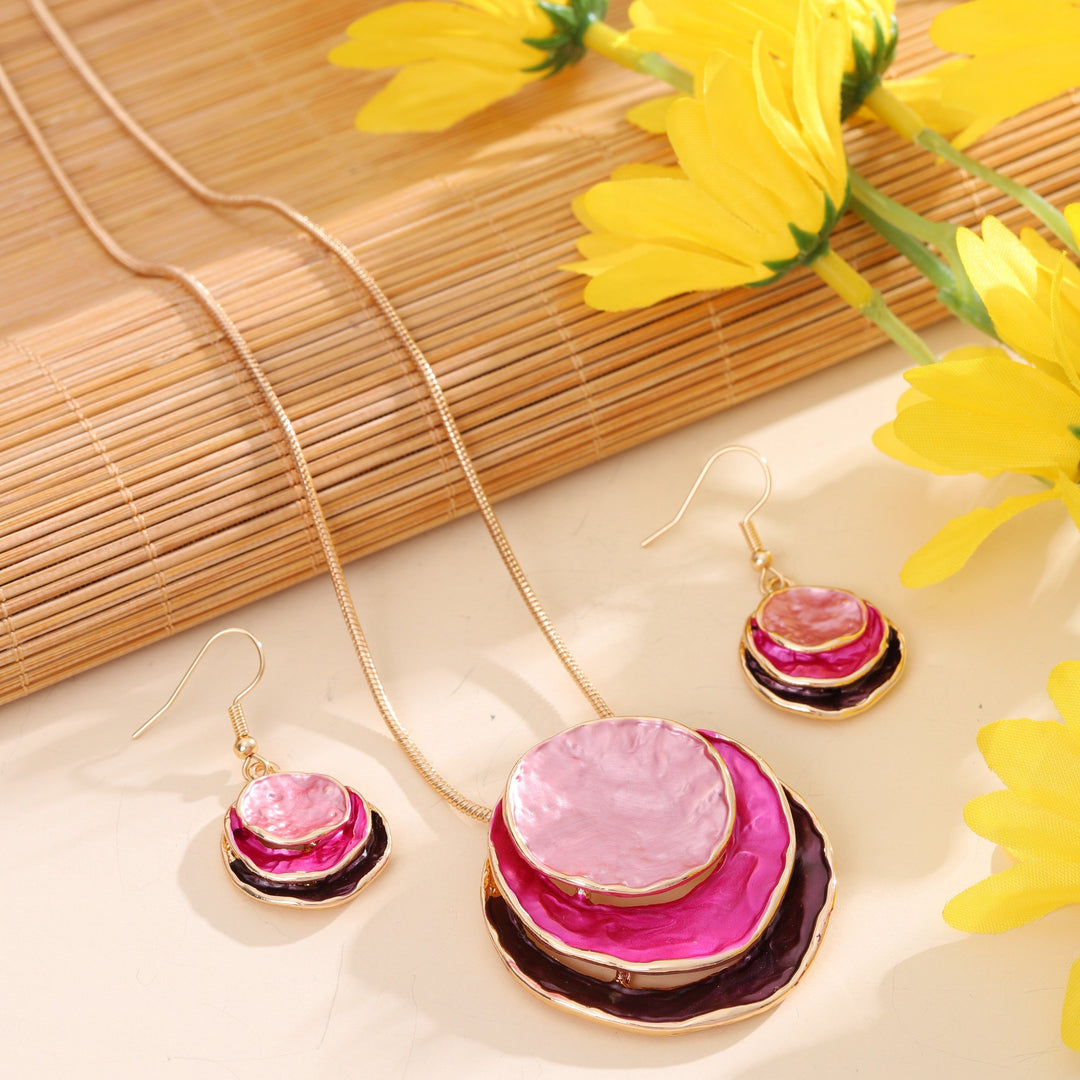 Vedae | Elegante Blumenohrringe mit goldener und Perlenoberfläche