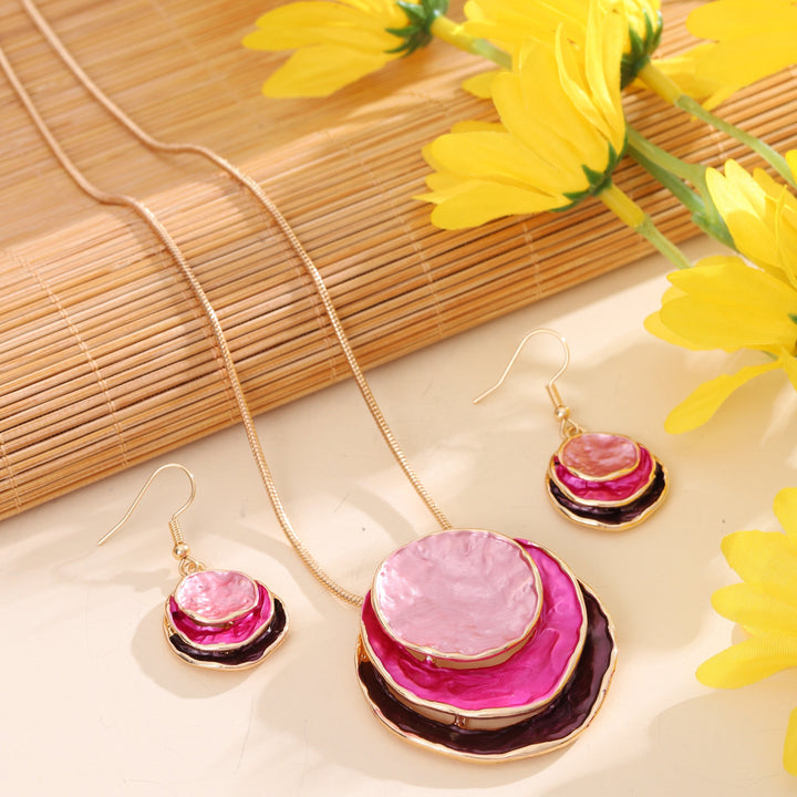 Vedae | Elegante Blumenohrringe mit goldener und Perlenoberfläche
